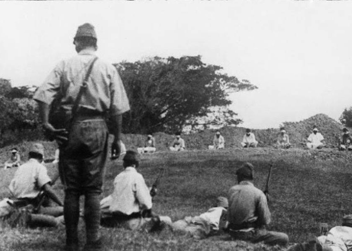 Japońska piechota ćwiczy strzelanie wykorzystując jako tarcze jeńców wojennych.