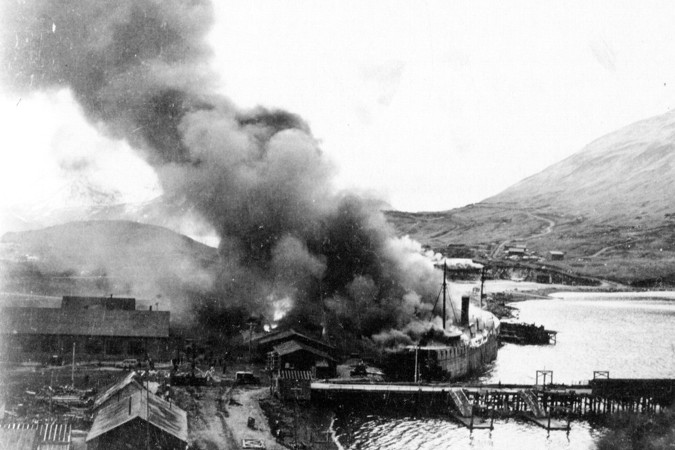 Dutch Harbor w czasie japońskiego ataku w dniu 4 czerwca 1942 roku. Na pierwszym planie płonący parowiec 'Northwestern'