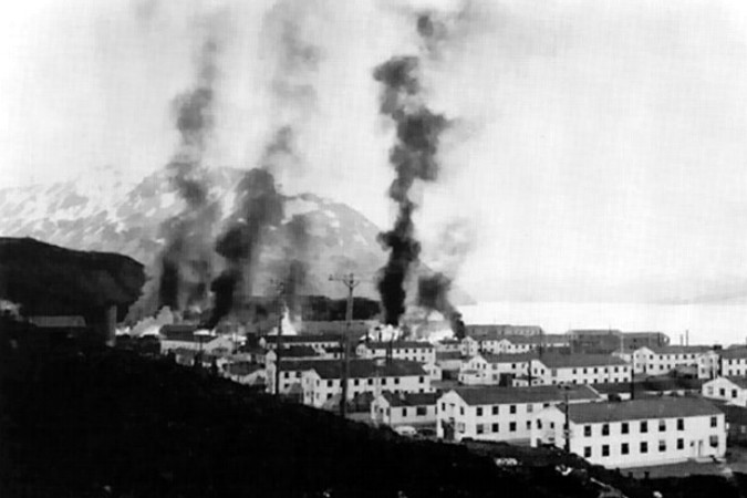 Płonące budynki w Dutch Harbor po ataku japońskich samolotów w dniu 3 czerwca 1942 roku