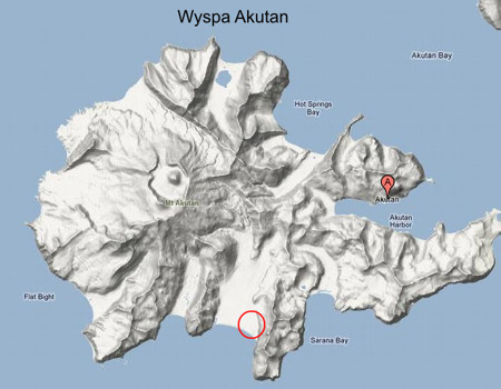 Wyspa Akutan. Czerwony okrąg wskazuje przybliżone położenie mijesca, w którym rozbij się Tadayoshi Koga