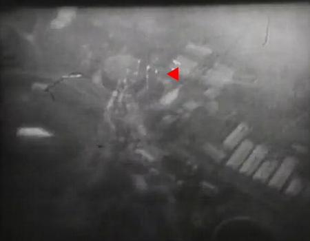 Amerykański myśliwiec ostrzeliwuje zbiornik paliwa na wyspie Dublon