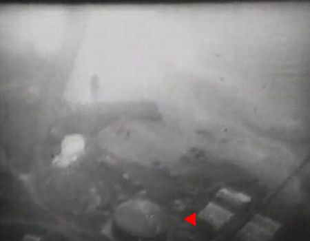 Amerykański myśliwiec ostrzeliwuje zbiornik paliwa na wyspie Dublo