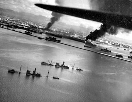 Port w Manili w czasie japońskiego nalotu bombowego