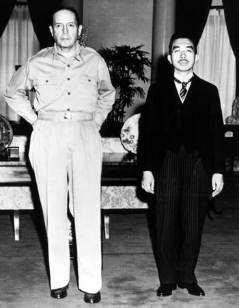 Douglas MacArthur z cesarzem Hirohito
