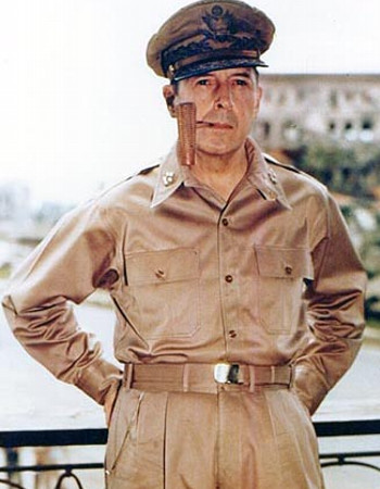 Gen. Douglas MacArthur ze swoją słynną fajką i w charakterystycznej pozie z dłońmi opartymi na biodrach. Filipiny 2 sierpnia 1945