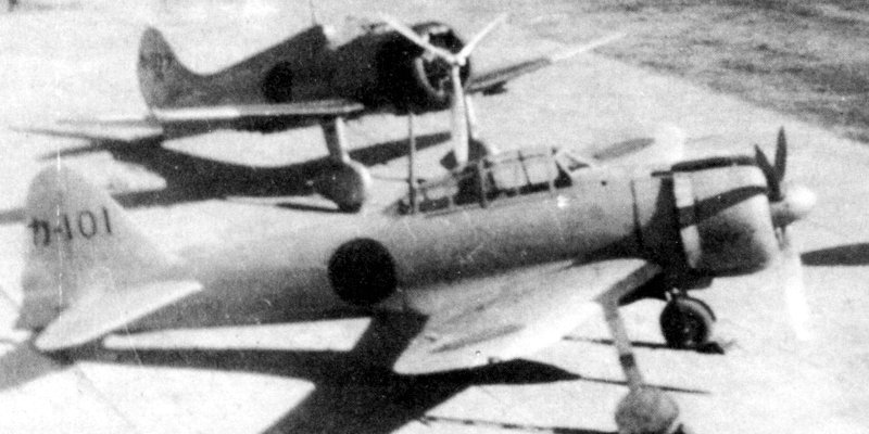 Samolot A6M2 z jednostki szkolnej Kasumigaura Kokutai oraz jego poprzednik - samolot A6M4 Claude