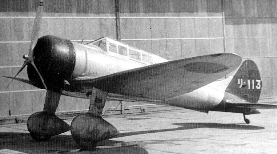 Wersja A5M2b Model 2-2 z Hyakurigahara Kokutai. Zwraca uwagę nielubiana przez pilotów frontowych zakryta kabina pilota