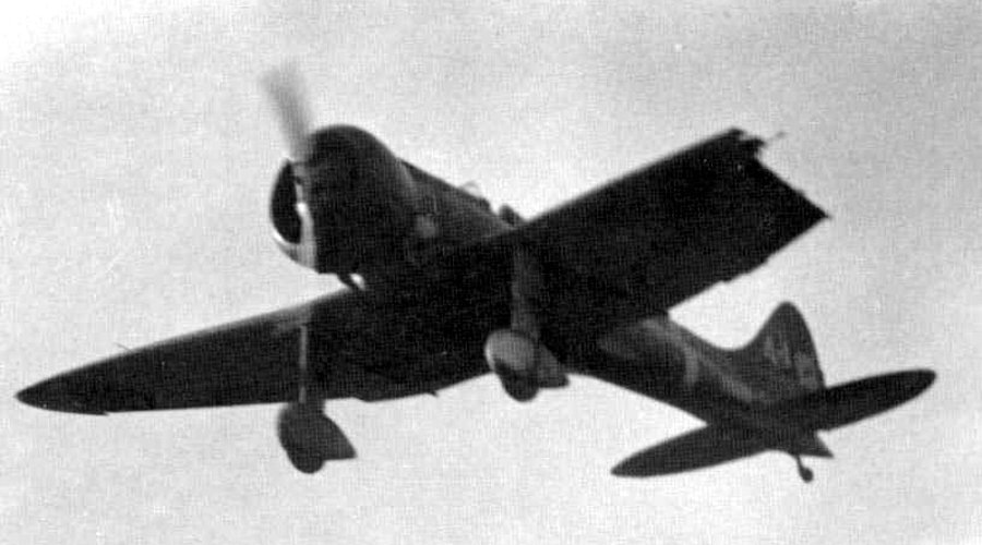 Myśliwiec A5M pilota Kashimury sfotografowany krótko po tym jak został trafiony przez ogień obrony pl. nad miastem Nanchang w prowincji Jiangxi. Chiny 9 grudnia 1937 roku