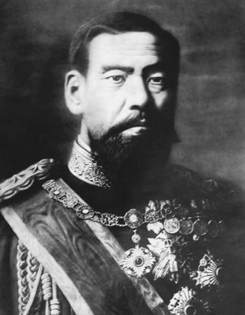 Ceasarz Mutsuhito – zgodnie z tradycją 122. cesarz Japonii, pośmiertnie zwany Meiji, tak jak okres jego panowania (epoka Meiji 1868-1912)