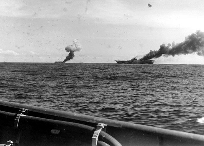 łonące lotniskowce USS Belleau Wood i Franklin trafione przez Kamikaze. 30 października 1944 roku