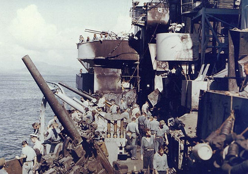 Uszkodzenia po upadku Kamikaze na pokładzie krążownika Nashville
