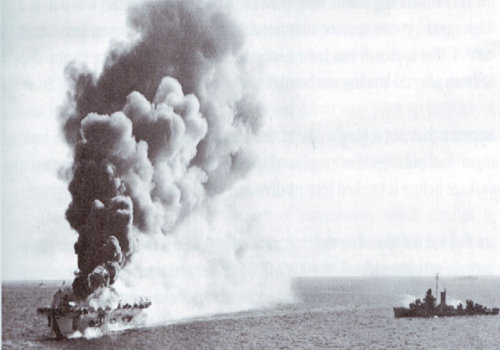 Płonący lotniskowiec USS Ommaney Bay