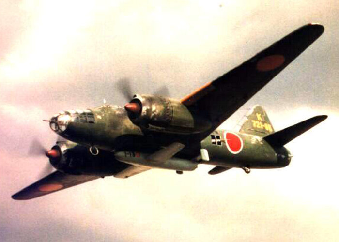 Samolot rakietowy Ohka podczepiony pod bombowcem G4M2e Model 24J