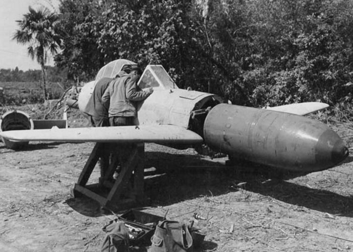 Samolot rakietowy Ohka Model 11 zdobyty na Okinawie przez wojska amerykańskie na Okinawie. Widoczna głowica bojowa o masie 1200 kg