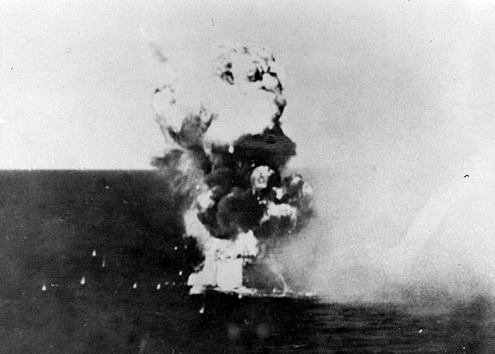 Efekt trafienia Ki-27 w lekki krążownik Columbia. Samolot rozbił się na wieży 6-cio calowych dział