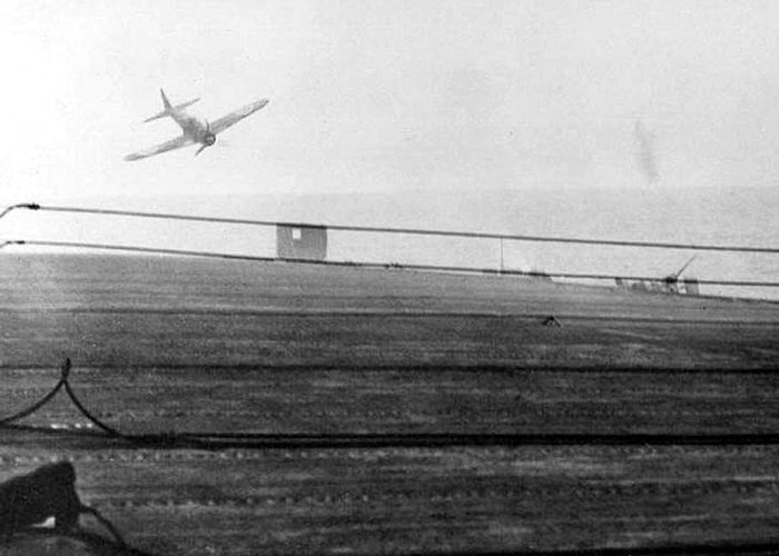 Samolot A6M Zero pilotowany przez pilota Kamikaze z sekcji Shikishima, jednostki Shimpu chwilę przed uderzeniem w pokład lotniskowca White Plains