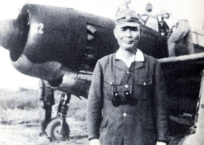 Wiceadmirał Ugaki Matome przed swoim samolotem na pokładzie którego wystartował w swoją ostatnią misję. 14 sierpnia 1945 roku