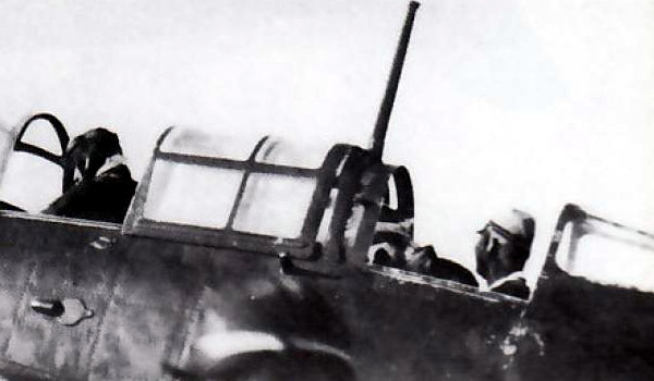 Wiceadmirał Ugaki Matome w kabinie samolotu na miejscu radiooperatora-strzelca