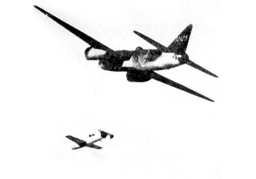 Moment odczepienia samolotu Ohka do nosiciela - bombowca G4M