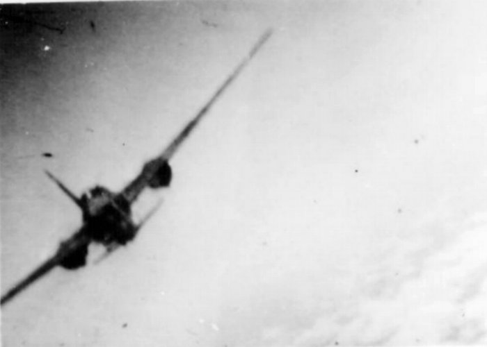 Zdjęcie z fotokarabinu jednego z myśliwców Hellcat, które przechwyciły grupę bombowców G4M z podwieszonymi samolotami Ohka w dniu 19 marca 1945 roku