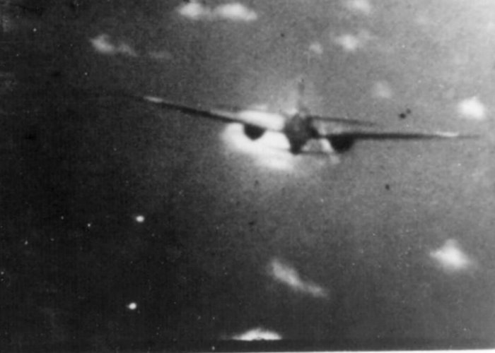 Zdjęcie z fotokarabinu jednego z myśliwców Hellcat, które przechwyciły grupę bombowców G4M z podwieszonymi samolotami Ohka w dniu 19 marca 1945 roku