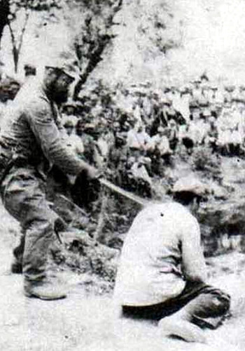 Egzekucja chińskiego więźnia wojennego przez żołnierza armii japońskiej w czasie tzw. masakry nankińskiej