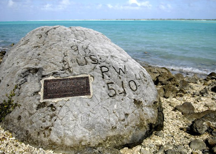 Kamień z inskrypcjami pozostawionymi przez anonimowego uciekiniera na wyspie Wake, który po trzech tygodniach ukrywania się został złapany i ścięty przez Sakaibare