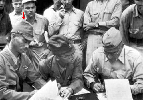 Inne ujęcię momentu podpisywania aktu kapitulacji japońskiego garnizonu okupującego wyspę Wake. Strzałka wskazuje na kontradmirała Shigematsu Sakaibara