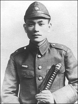 Nagase Takashi w swoim mundurze. Zdjęcie wykonane w czasie służby w Cesarskiej Armii Japońskiej