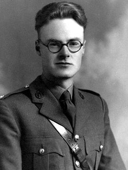 Eric Lomax w swoim mundurze. Zdjęcie wykonane przed wybuchem Drugiej Wojny Światowej.