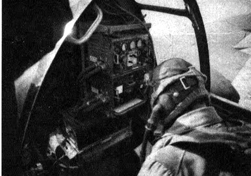 Widok na kabinę strzeleca/radiooperatora. Przed nim widoczna radiostacja Typ 99 Hi, model 2.