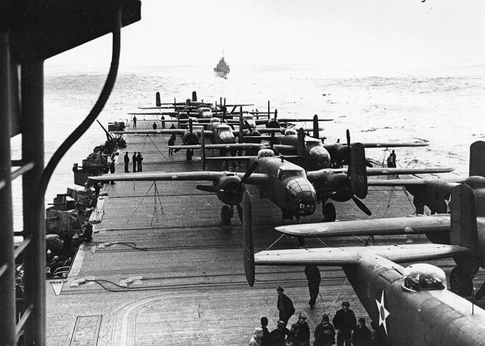 Bombowce B-25 na pokładzie lotniskowca USS Hornet