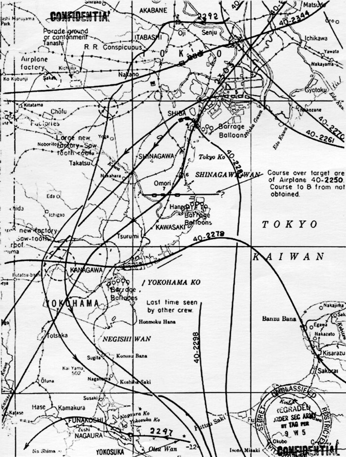 Mapka ukazująca trasę przelotu poszczególnych bombowców w rejonie Tokio - Yokohama