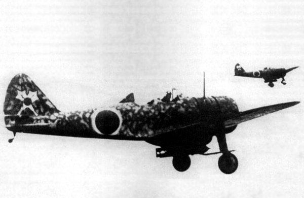 Grupa samolotów treningowych Ki-79 tuż po starcie do misji samobójczej.