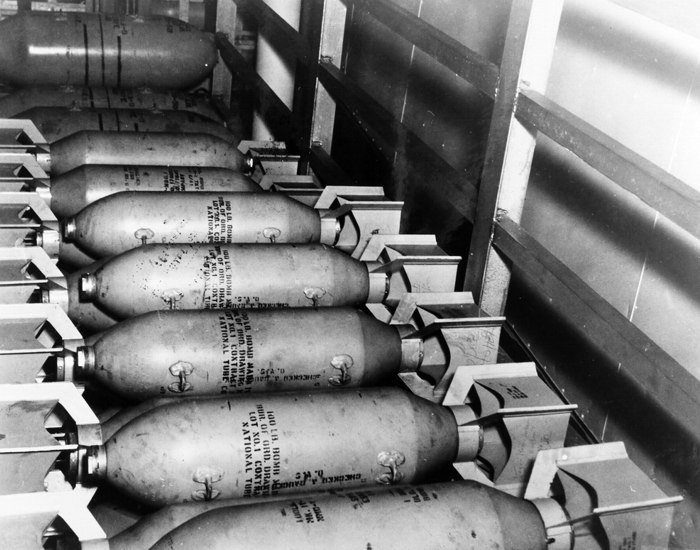 Bomby w magazynie lotniskowca Hornet przeznaczone dla bombowców B-25.