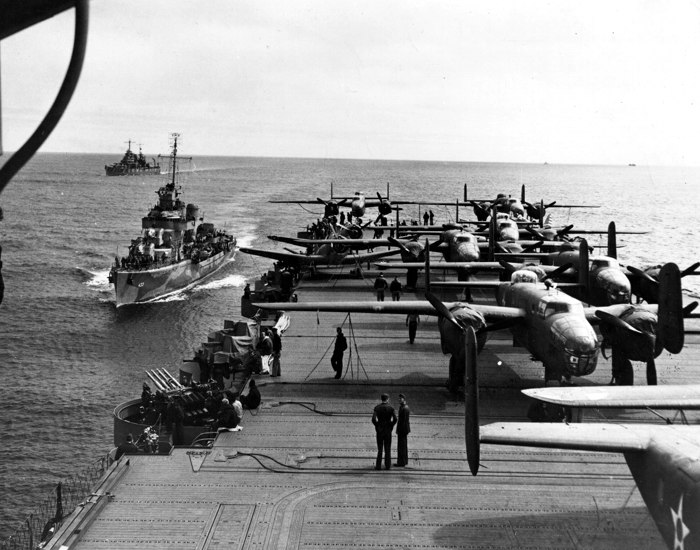 Pokład lotniskowca Hornet z bombowcami B-25B. W tle okręty USS Gwin i USS Nashville.