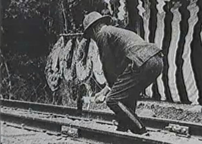 Kadr z japońskiego filmu nakręconego w czasie ceremonii otwarcia linii kolejowej.