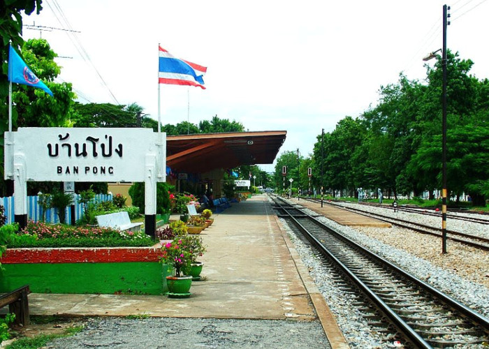 Stacja kolejowa w Ban Pong.