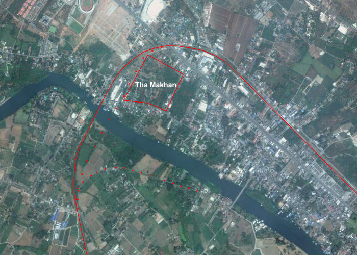 Miasto Kanchanaburi i linia kolejowa przebiegająca w tym rejonie.