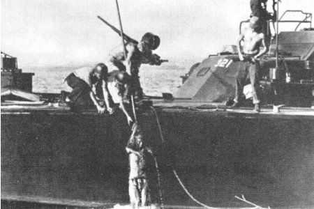 Amerykański kuter torpedowy wyławia z oceanu japońskiego marynarza. Tacy jeńcy często dostarczali ważnych informacji.
