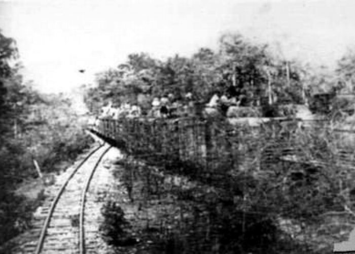 Rozjazd torowiska na zachodnim brzegu rzeki Kwai Yai. Lewy tor prowadzi do mostu drewnianego, pociąg natomiast jedzie torem prowadzącym do mostu betonowo-stalowego.