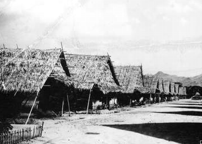 Baraki mieszkalne dla jeńców wojennych w obozie Tha Makhan.