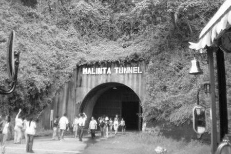 Wejście do tunelu Malinta na wyspie Corregidor.