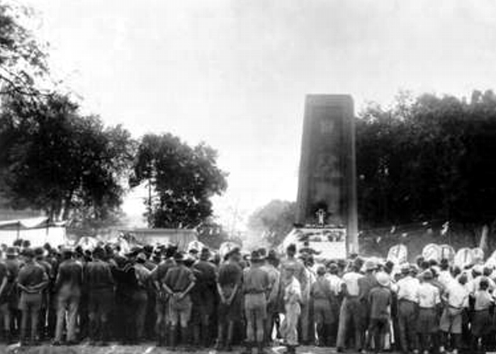 Ceremonia poświęcenia pomnika wszystkim osobom, któzy zmarli podczas budowy linii kolejowej. Zdjęcie wykonane 21 marca 1944 roku. Swoje przemówienia wygłosili japoński komendant obozu oraz pułkownik G. E. Ramsay, dowódca 2/30. Australijskiego Batalionu Piechoty.