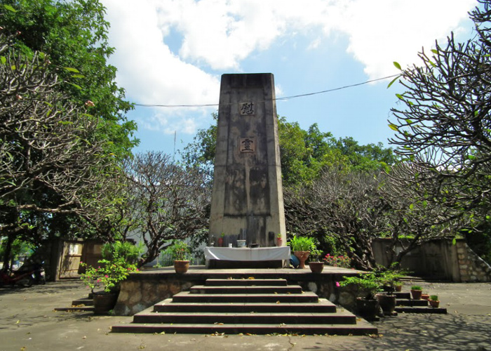 Obecny stan pomnika poświęconego ofiarom budowy linii kolejowej Birma-Tajlandia. Miejsce to wciąż odwiedzane jest przez turystów i byłych jeńców wojennych.