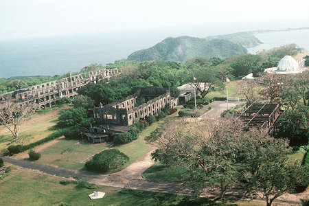 Ruiny koszar w rejonie placu apelowego i pola golfowego na wyspie Corregidor.
