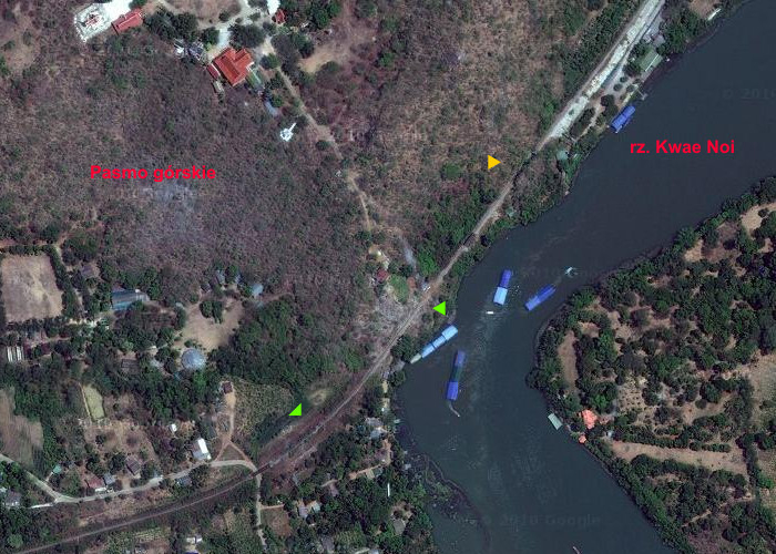 Fragment odcinka linii kolejowej w rejonie rzeki Kwae Noi. Żółta strzałka wskazuje na położenie przejścia w skałach znanego jako. Zielona strzałka wskazuje długi na 70 metrów most nad urwiskiem.