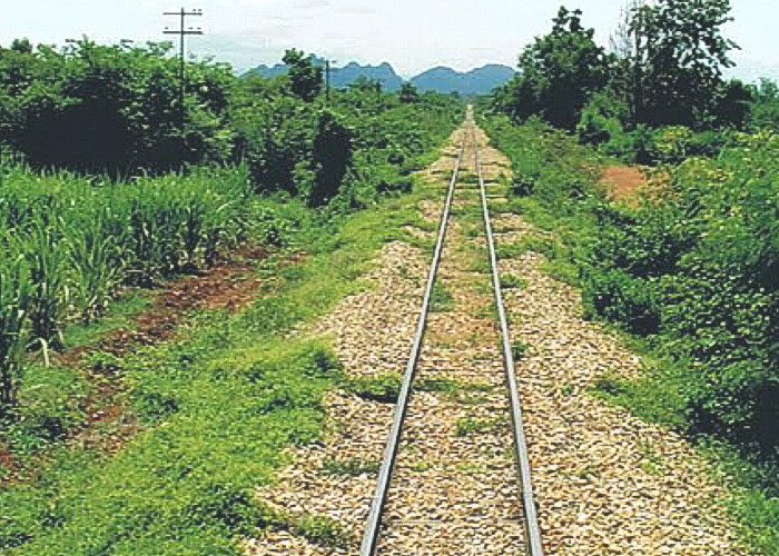 Prosty odcinek linii za przejściem 'Chungkai Rail Cutting'.