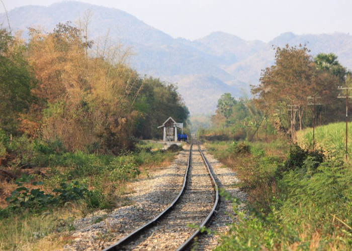 Linia kolejowa na południe od stacji Wang Lang (widocznej w głębi zdjęcia)