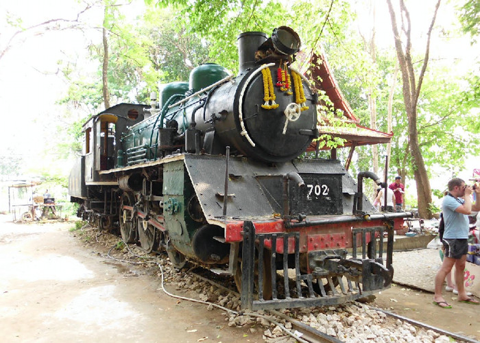 Pamiątkowa lokomotywa na stacji w 'Nam Tok Sai Yok'.